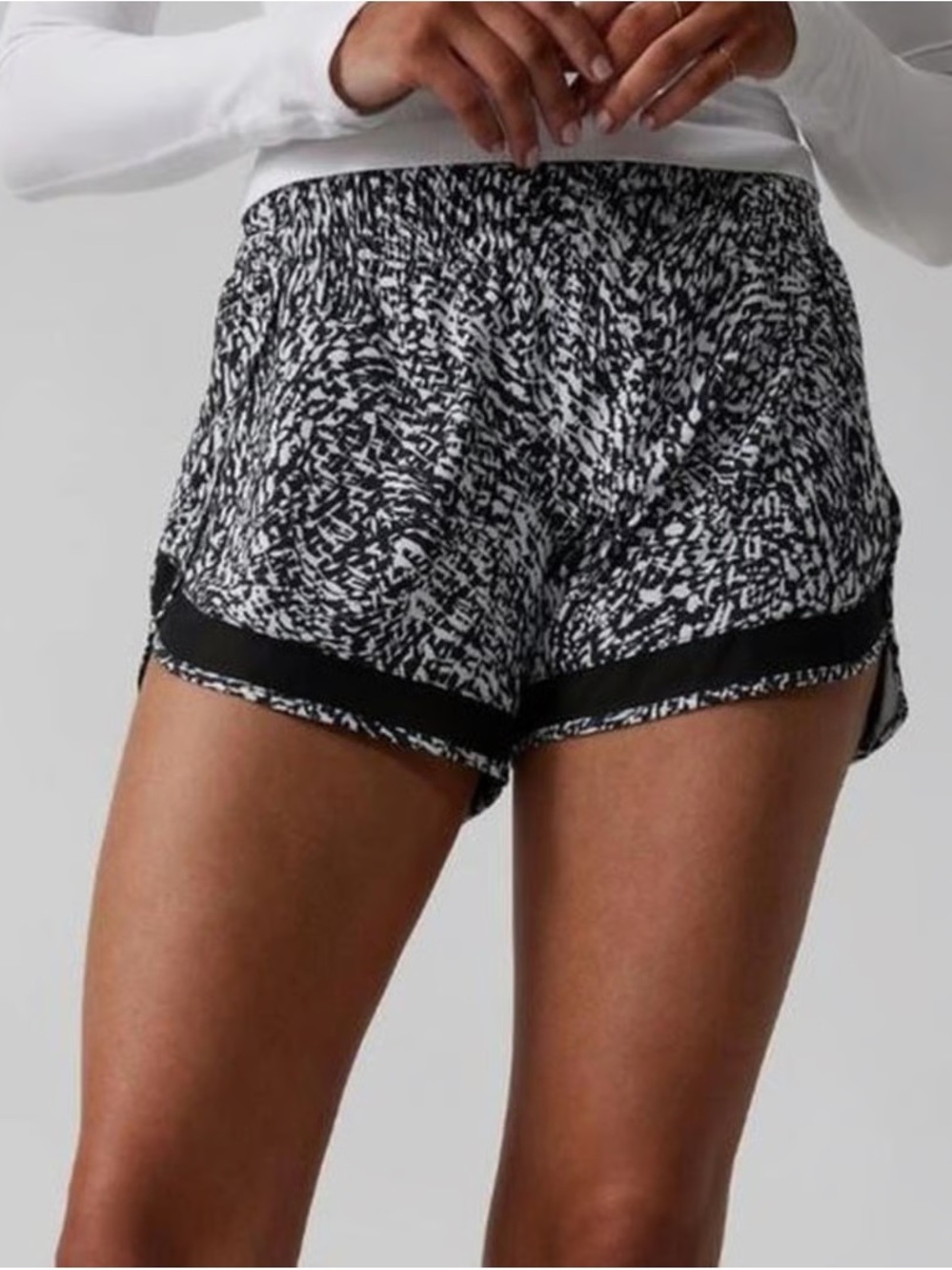 Athleta Printed Mesh Racer Run Short 4” in Black/White Women’s Large Activewear